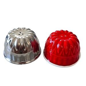 Hallmark Christmas Bundt Cake Tin Salt and Pepper Shakers Ceramic 2.5" Dia.